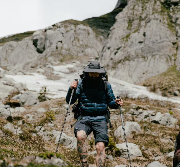 Pantalón Forclaz MT500 en acción durante una ruta de trekking