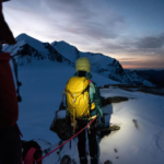 Mochila de alpinismo Simond Alpinism 33 en color amarillo, ideal para actividades de montaña como senderismo y escalada. Diseño modular, resistente y con capacidad de 33 litros