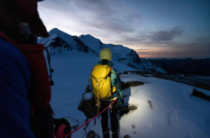 Mochila de alpinismo Simond Alpinism 33 en color amarillo, ideal para actividades de montaña como senderismo y escalada. Diseño modular, resistente y con capacidad de 33 litros